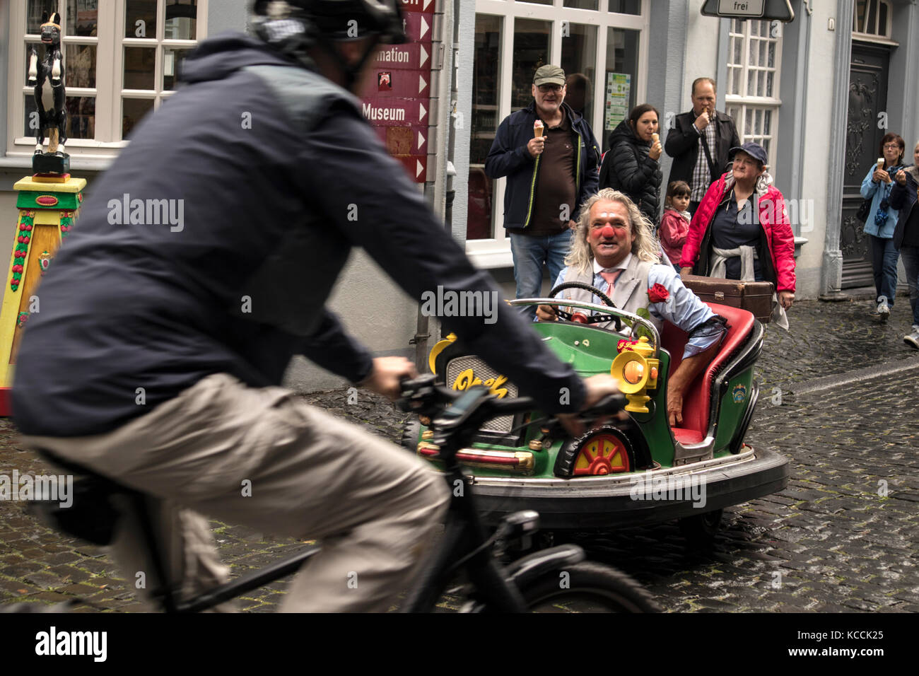 Un clown dans une comédie voiture à Monschau, Allemagne Banque D'Images