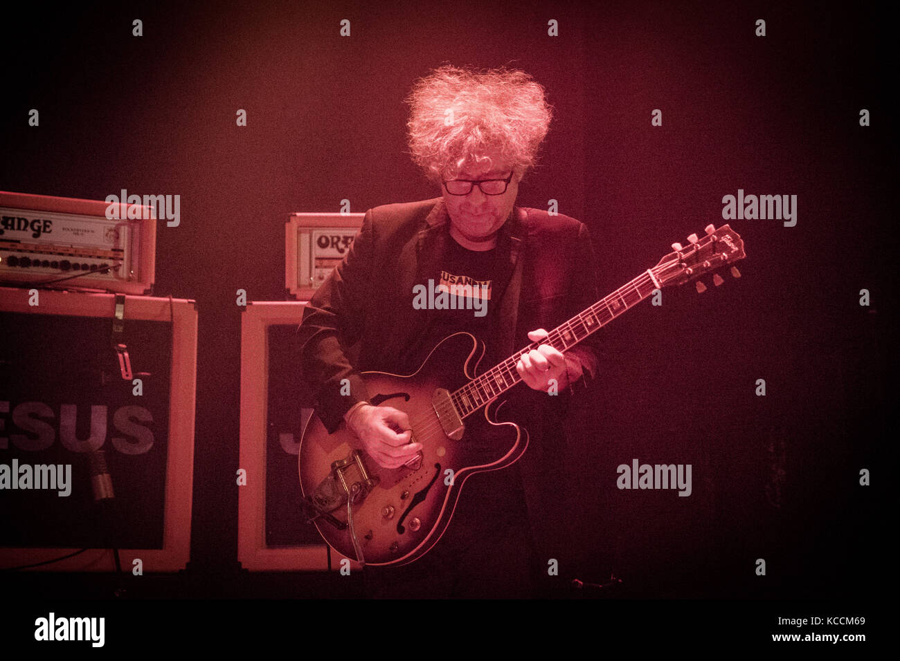 Le groupe de rock écossais the Jesus and Mary chain effectue un live de la Rockefeller à Oslo. Ici le guitariste William Reid est vu sur scène. la Norvège, 02/07 2017. Banque D'Images