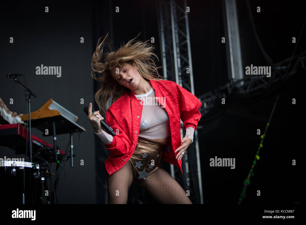 Le chanteur et compositeur suédois Tove Lo effectue un concert live au cours de la fête de la musique 2017 Bergenfest norvégien de Bergen. La Norvège, 16/06 2017. Banque D'Images