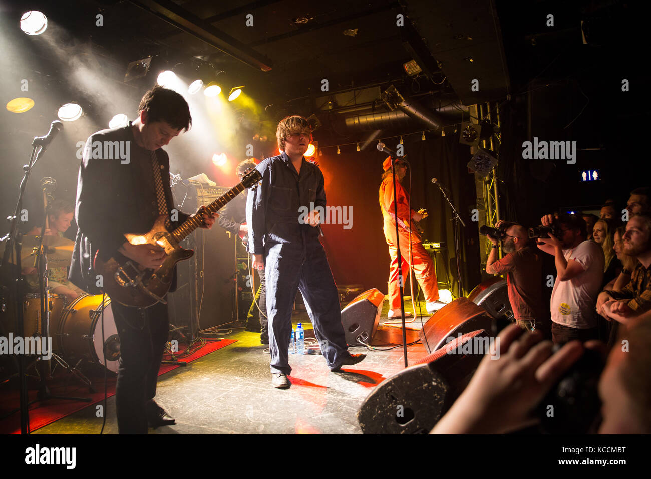 Le groupe américain Ty Segall & the Muggers donne un concert au John Dee à Oslo. Ici, le chanteur, musicien et compositeur Ty Segall est vu en direct sur scène avec les guitaristes Emmett Kelly (G) et Kyle Thomas (d). Norvège, 19/06 2016. Banque D'Images