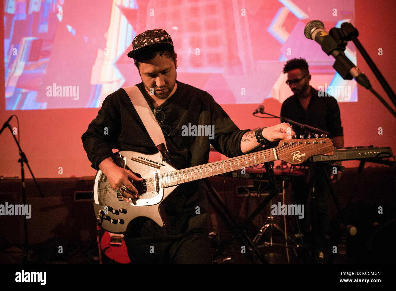 Unknown Mortal Orchestra, le groupe rock America and New Zeeland, interprète un concert au Landmark de Bergen. Le fondateur du groupe, le chanteur et guitariste Ruban Nielson est ici représenté sur scène. Norvège, 14/07 2015. Banque D'Images