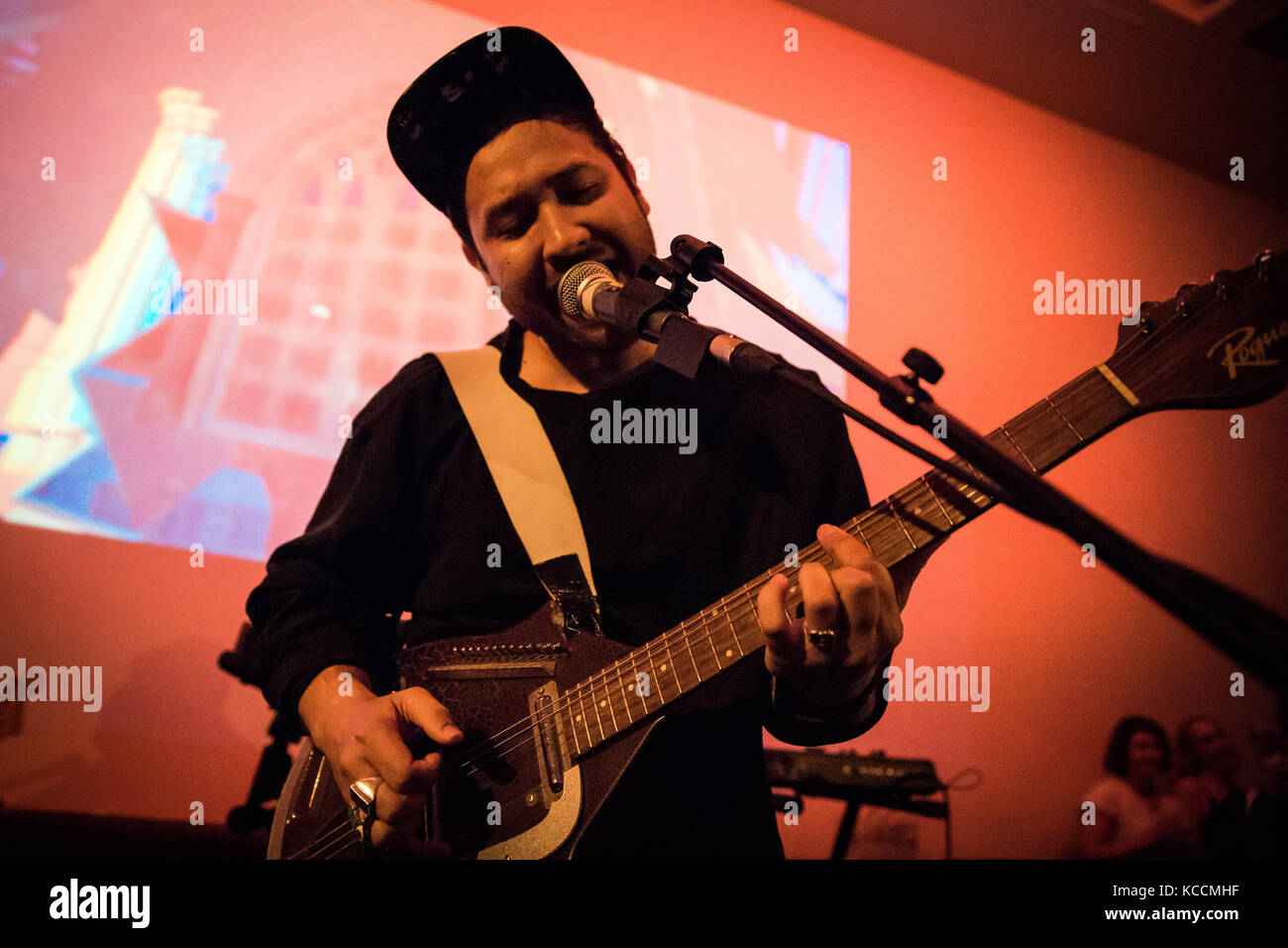 Unknown Mortal Orchestra, le groupe rock America and New Zeeland, interprète un concert au Landmark de Bergen. Le fondateur du groupe, le chanteur et guitariste Ruban Nielson est ici représenté sur scène. Norvège, 14/07 2015. Banque D'Images