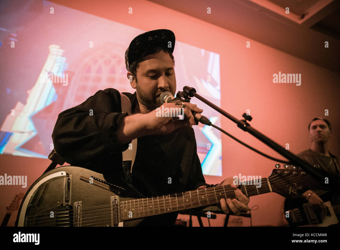 Unknown Mortal Orchestra, le groupe rock America and New Zeeland, interprète un concert au Landmark de Bergen. Le fondateur du groupe, le chanteur et guitariste Ruban Nielson est ici représenté sur scène. Norvège, 14/07 2015. Banque D'Images