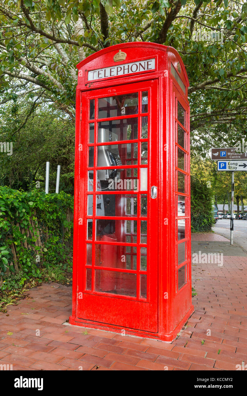 Vieille K6 BT téléphone rouge fort à Arundel, West Sussex, Angleterre, Royaume-Uni. Banque D'Images