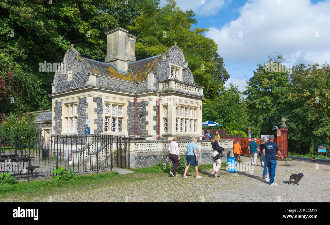 Lodge départment, une construction ancienne en pierre utilisé comme un café au Lac Départment à Arundel, West Sussex, Angleterre, Royaume-Uni. Banque D'Images