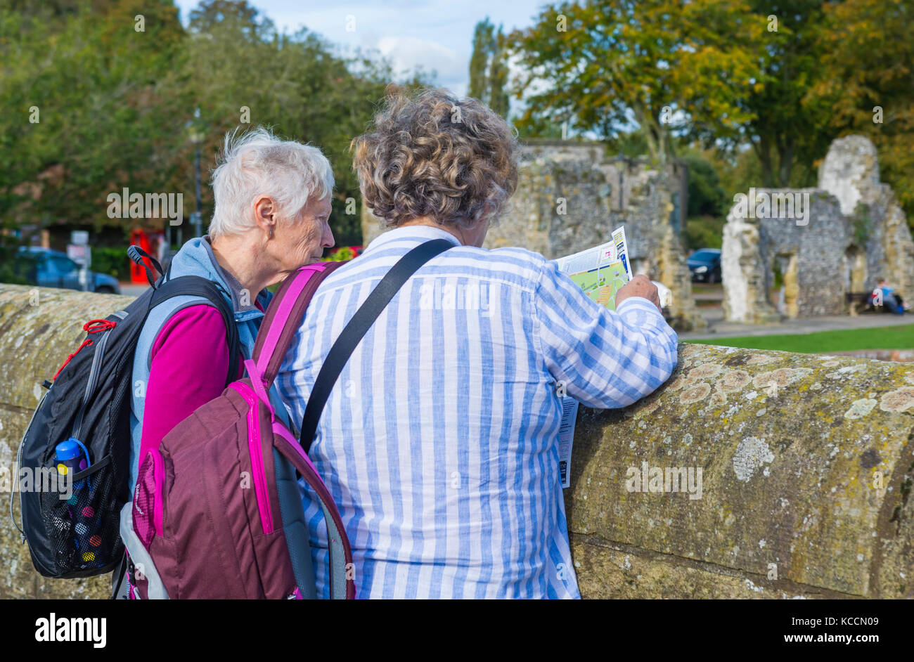 Personnes âgées touristes regardant une carte d accès dans une petite ville du Royaume-Uni. Banque D'Images