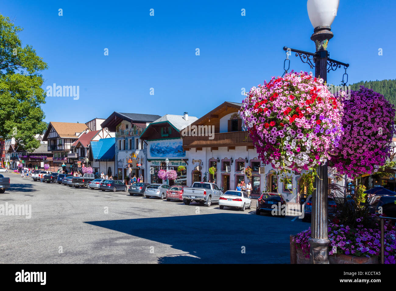 Front Street à Leavenworth un village de style bavarois dans les Cascade Mountains dans le centre de l'État de Washington dans le comté de Chelan, Washington, États-Unis Banque D'Images