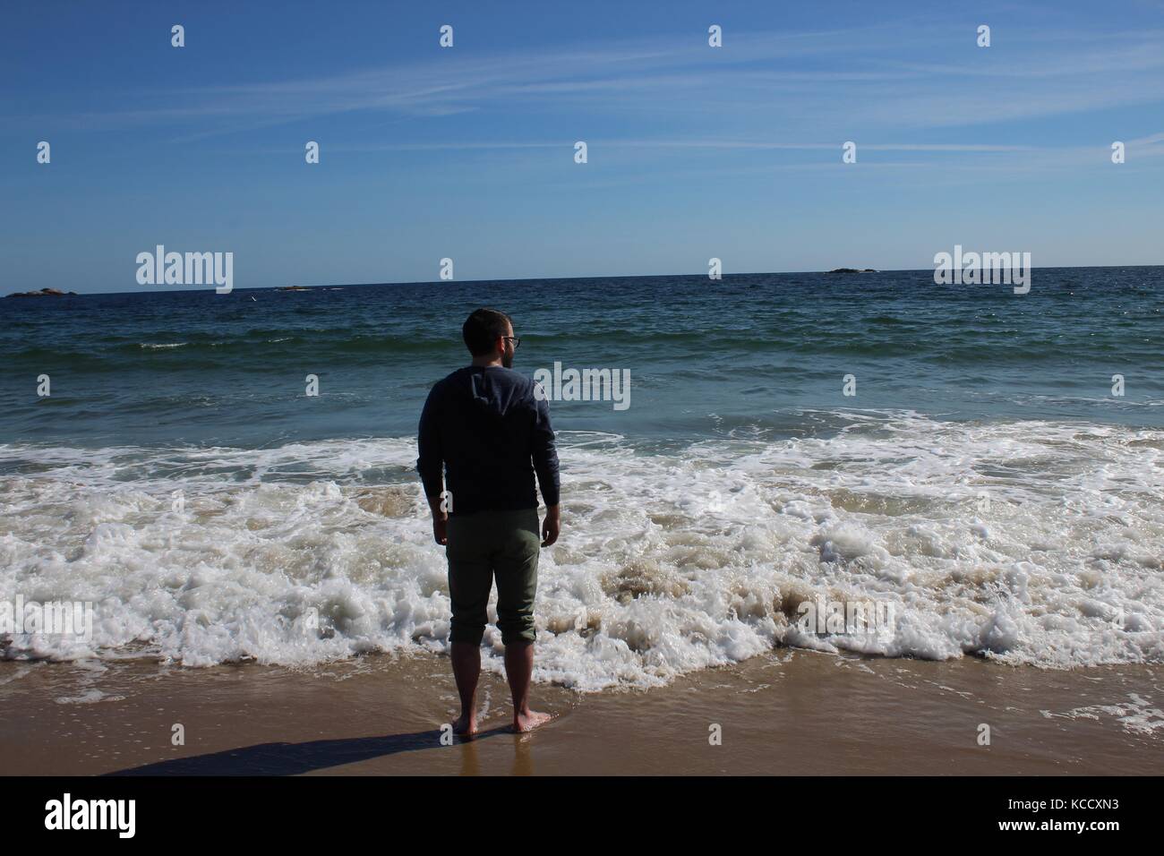 Homme à la plage sur l'océan Atlantique en Nouvelle Angleterre dans Massachusetts Banque D'Images