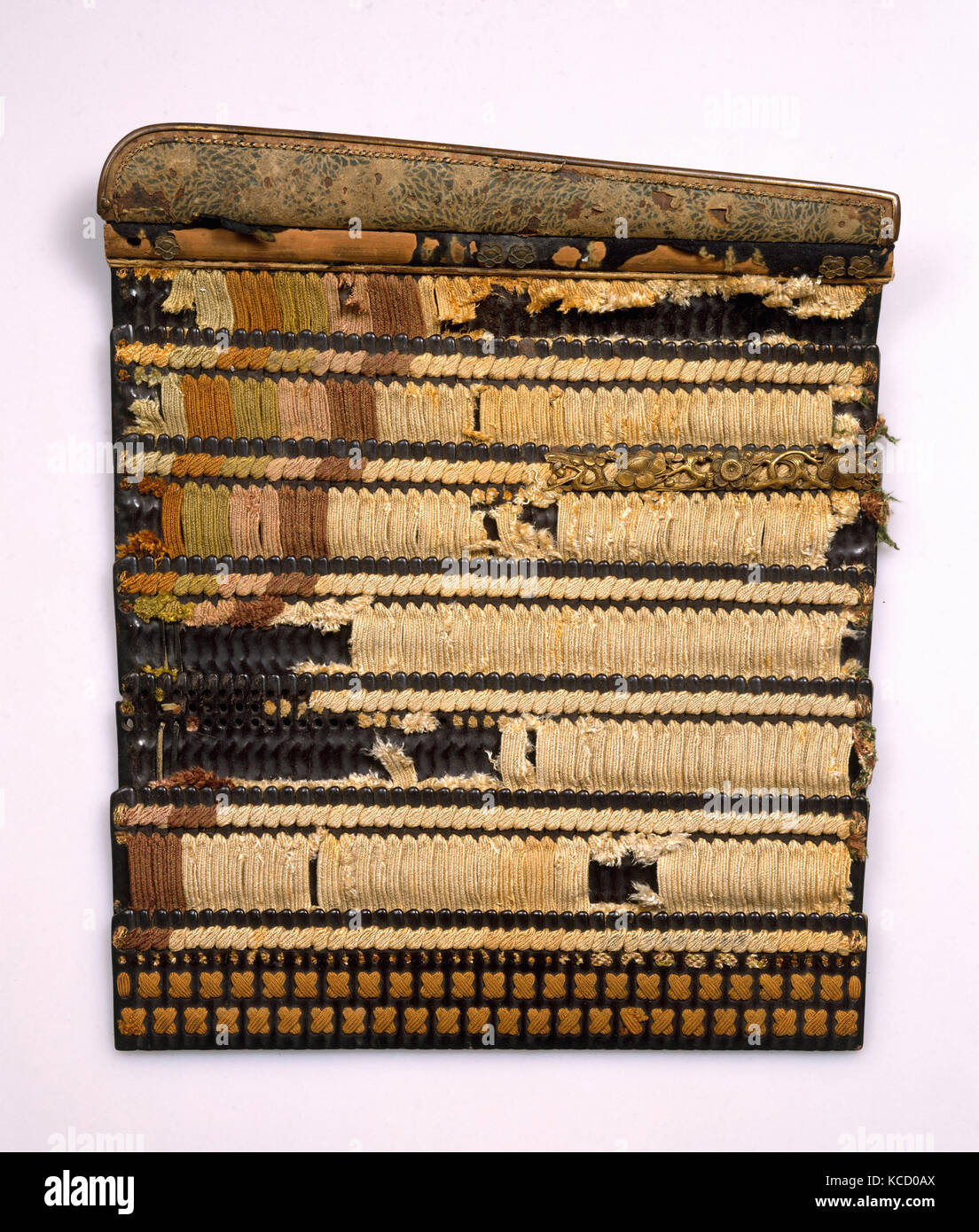 Protection de l'épaule (Ō-Sode), mi-fin du 14ème siècle, le japonais, le fer, cuir, soie, laque, cuivre doré, H. 17 1/4 in. (43,8 cm Banque D'Images