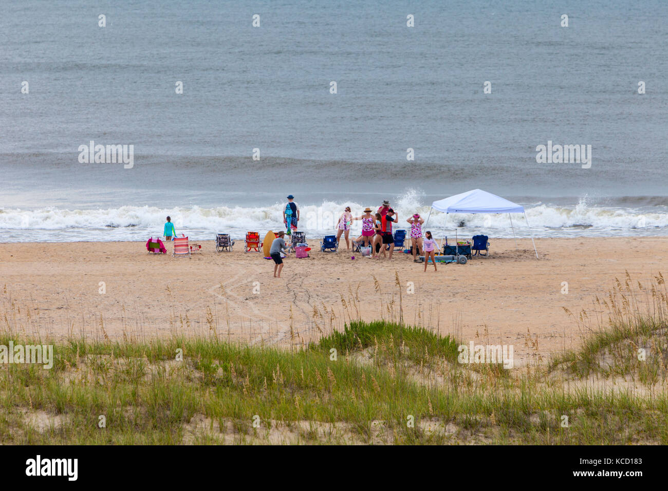 Avon, Outer Banks, Caroline du Nord, USA. S'amuser en famille sur la plage de l'océan Atlantique. Banque D'Images