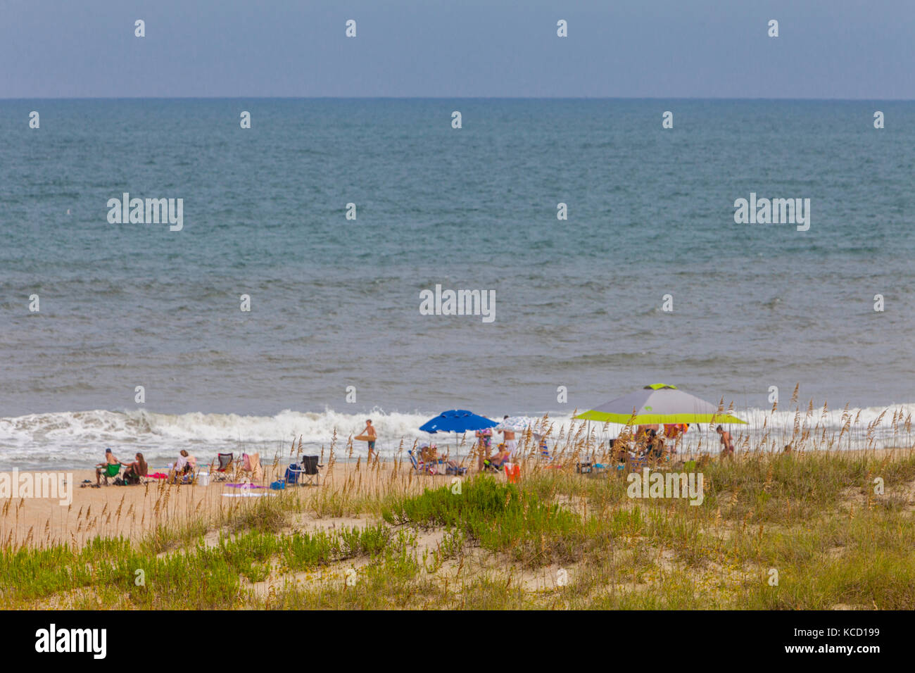 Avon, Outer Banks, Caroline du Nord, USA. Les familles se détendre sur la plage de l'océan Atlantique. Banque D'Images