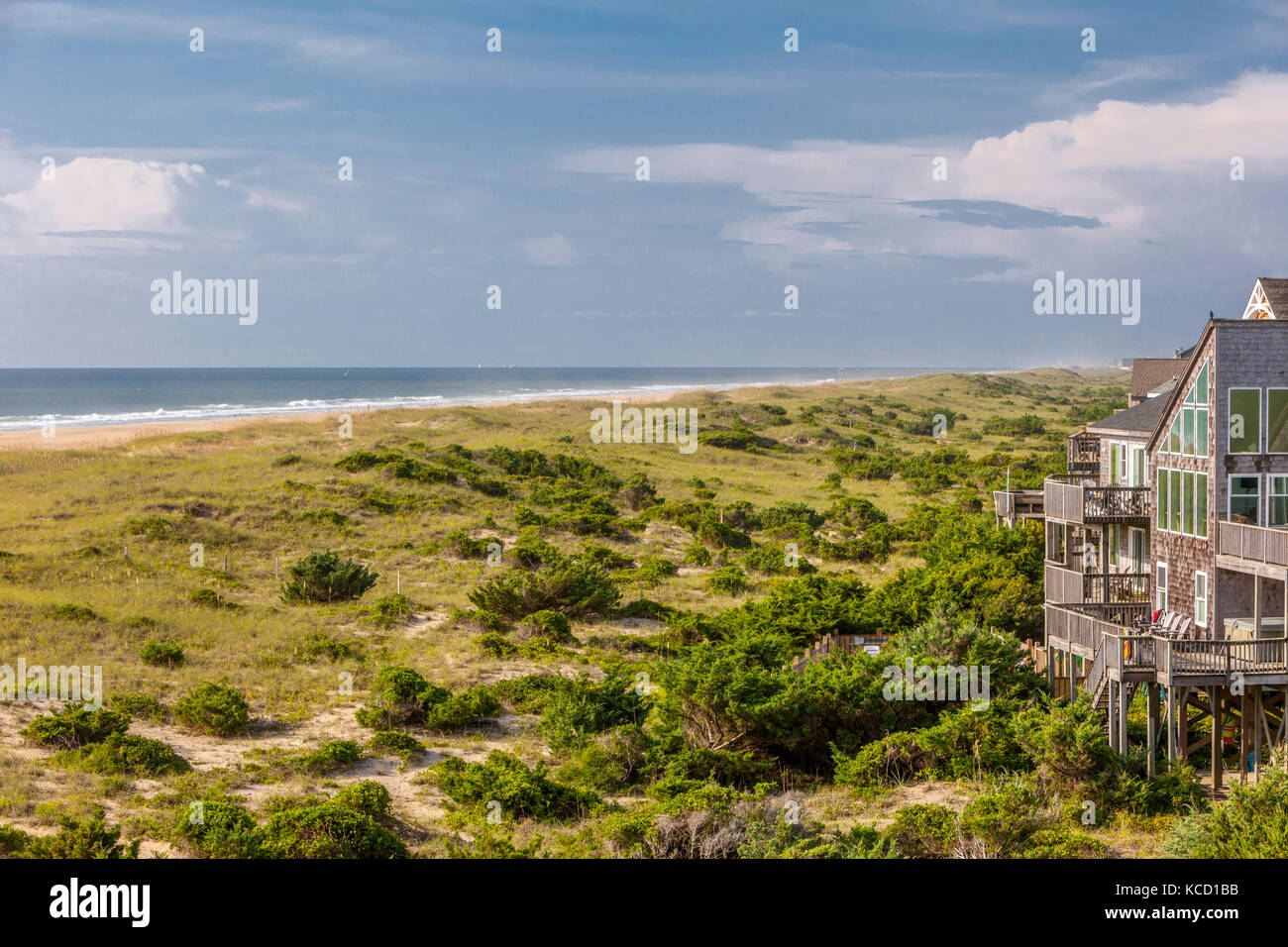 Avon, Outer Banks, Caroline du Nord, USA. Une maison de plage sur une île-barrière, l'océan Atlantique au large de la plage. Banque D'Images