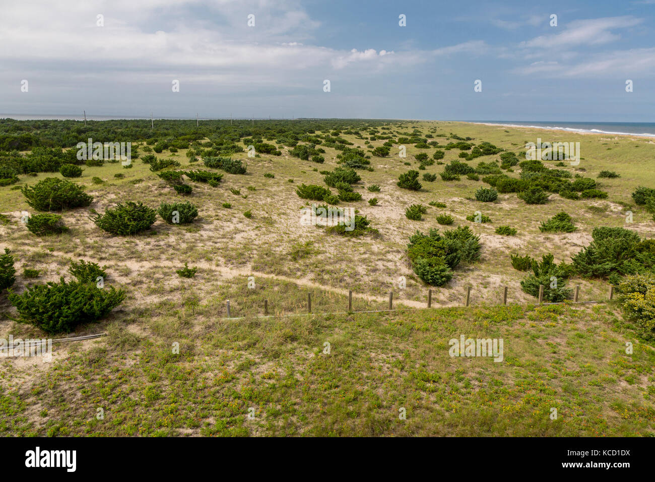 Avon, Outer Banks, Caroline du Nord, USA. La végétation sur une île-barrière se stabilise les dunes. L'Océan Atlantique En haut à droite, en haut à gauche son Currituck. Banque D'Images