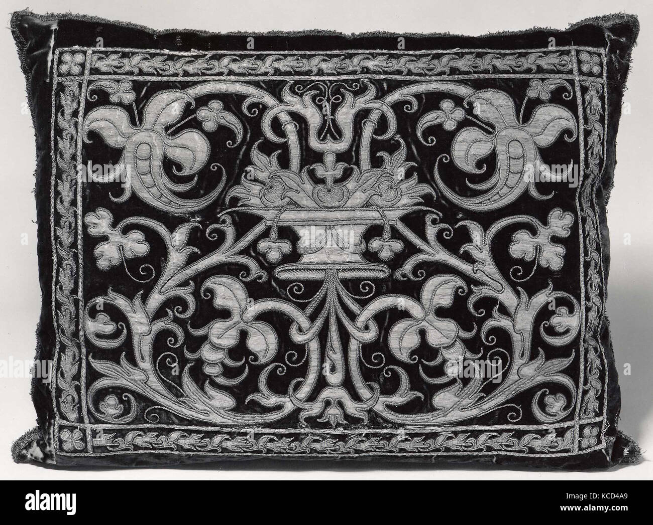Les vêtements faits en 1994, 17e siècle, l'espagnol, la soie ; métal, 19 x 25 in. (48,2 x 63,5 cm), Textiles-Miscellaneous Banque D'Images