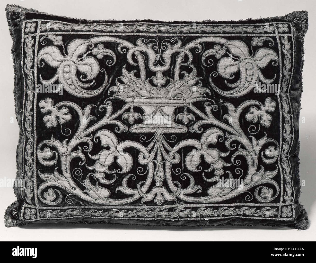 Les vêtements faits en 1994, 17e siècle, l'espagnol, la soie ; métal, 19 x 25 in. (48,2 x 63,5 cm), Textiles-Embroidered Banque D'Images