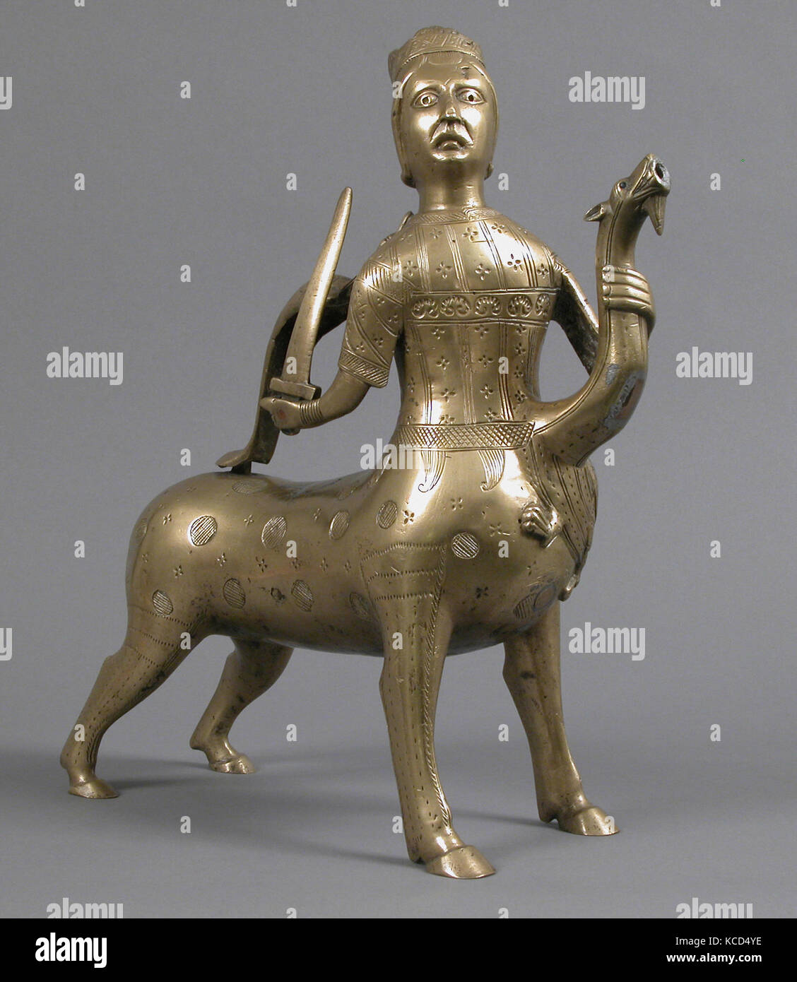Aquamanile sous la forme d'un centaure couronné de combattre un Dragon, 1200-1225 Banque D'Images