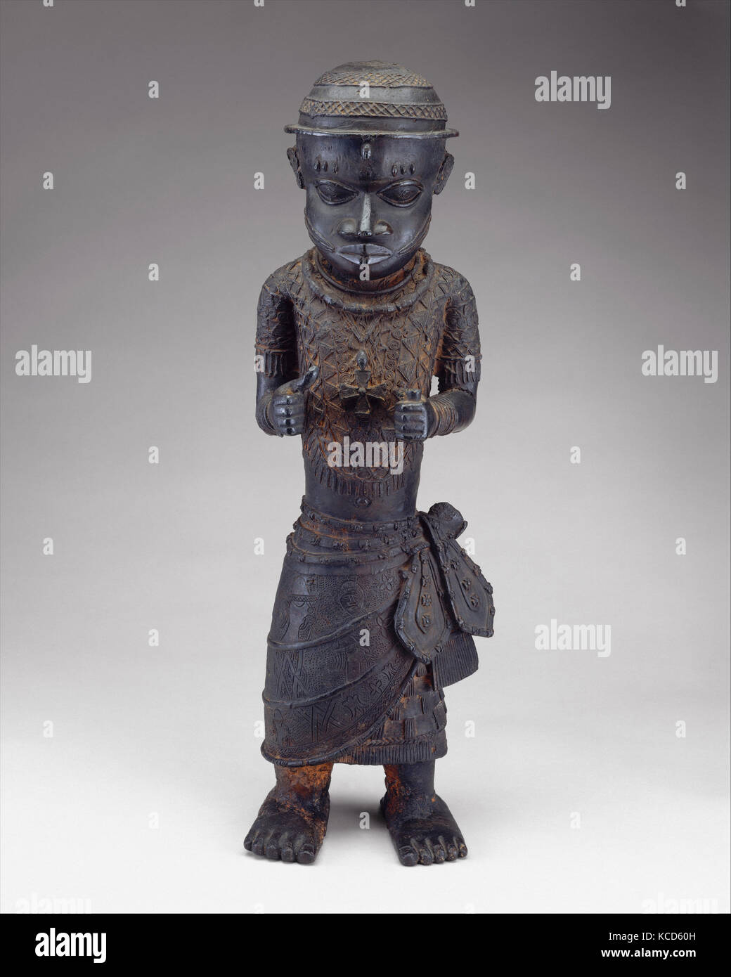 La Figure masculine : officiel de la Cour, 16ème 17ème siècle, le Nigéria, du Bénin, de peuples Edo, laiton, H. 25 x 7 3/4 x W. D. 5 7/8 in. (65 Banque D'Images