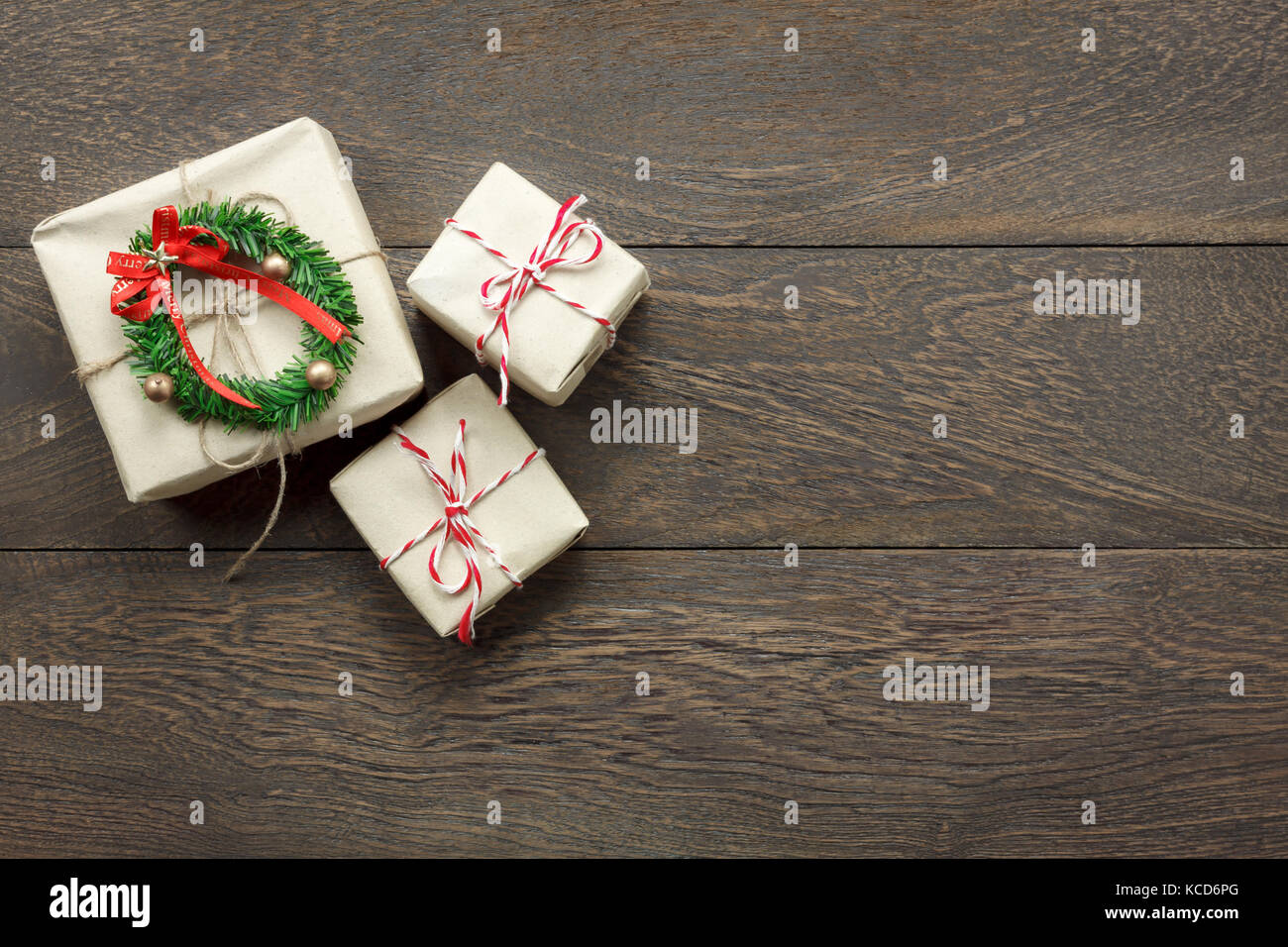 Vue de dessus de joyeux noël décorations concept background.mix accessoires objets en bois brun rustique moderne sur at home office studio 24.prese Banque D'Images