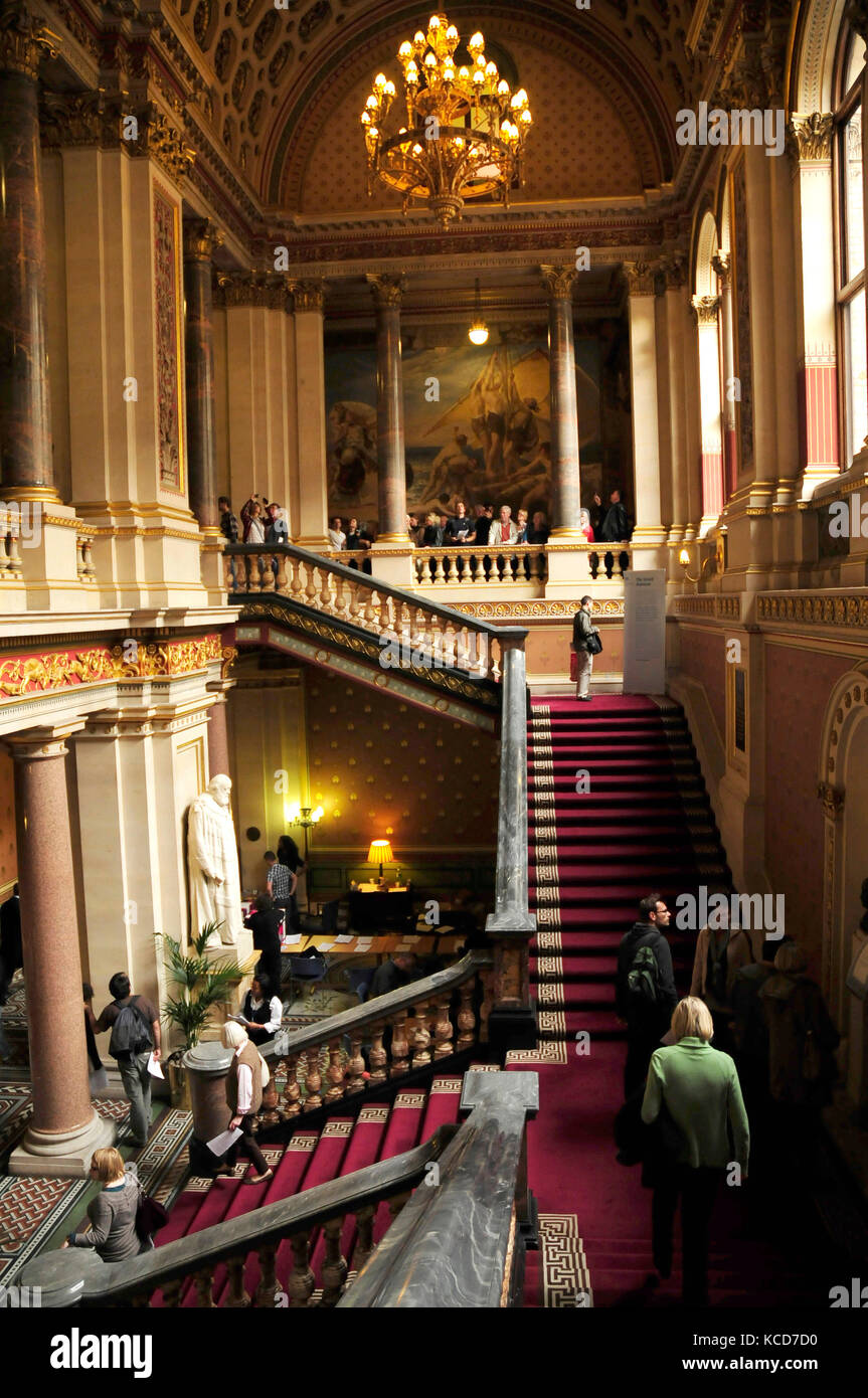 Le grand escalier conçu par sir George Gilbert Scott au ministère des Affaires étrangères et du Commonwealth sur le roi charles street à Whitehall, Londres Banque D'Images