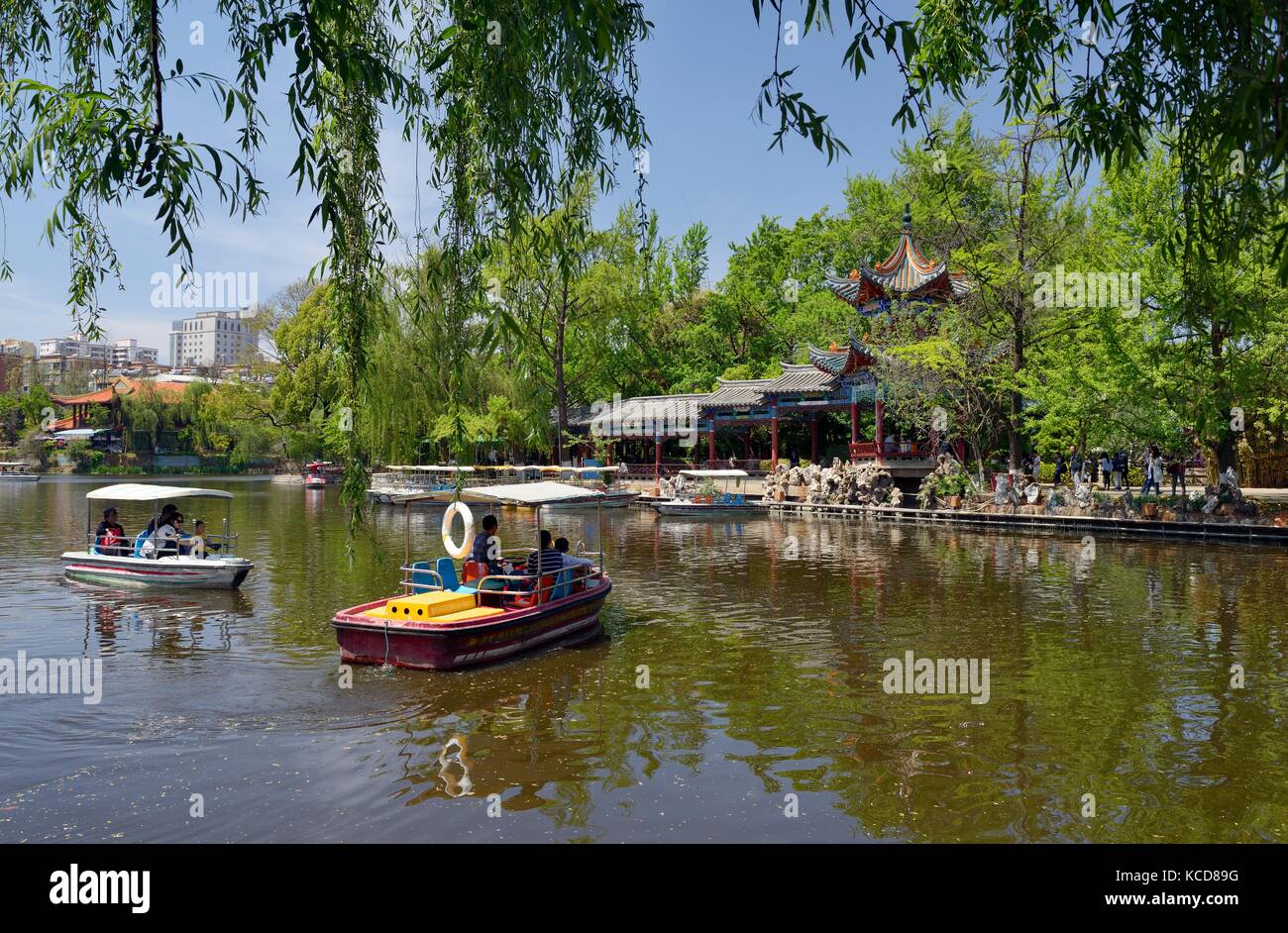 Green Lake Park dans la ville de Kunming date de la dynastie Qing. Navigation de plaisance et pavillons au bord du lac. Province du Yunnan, Chine. Ville du printemps éternel Banque D'Images