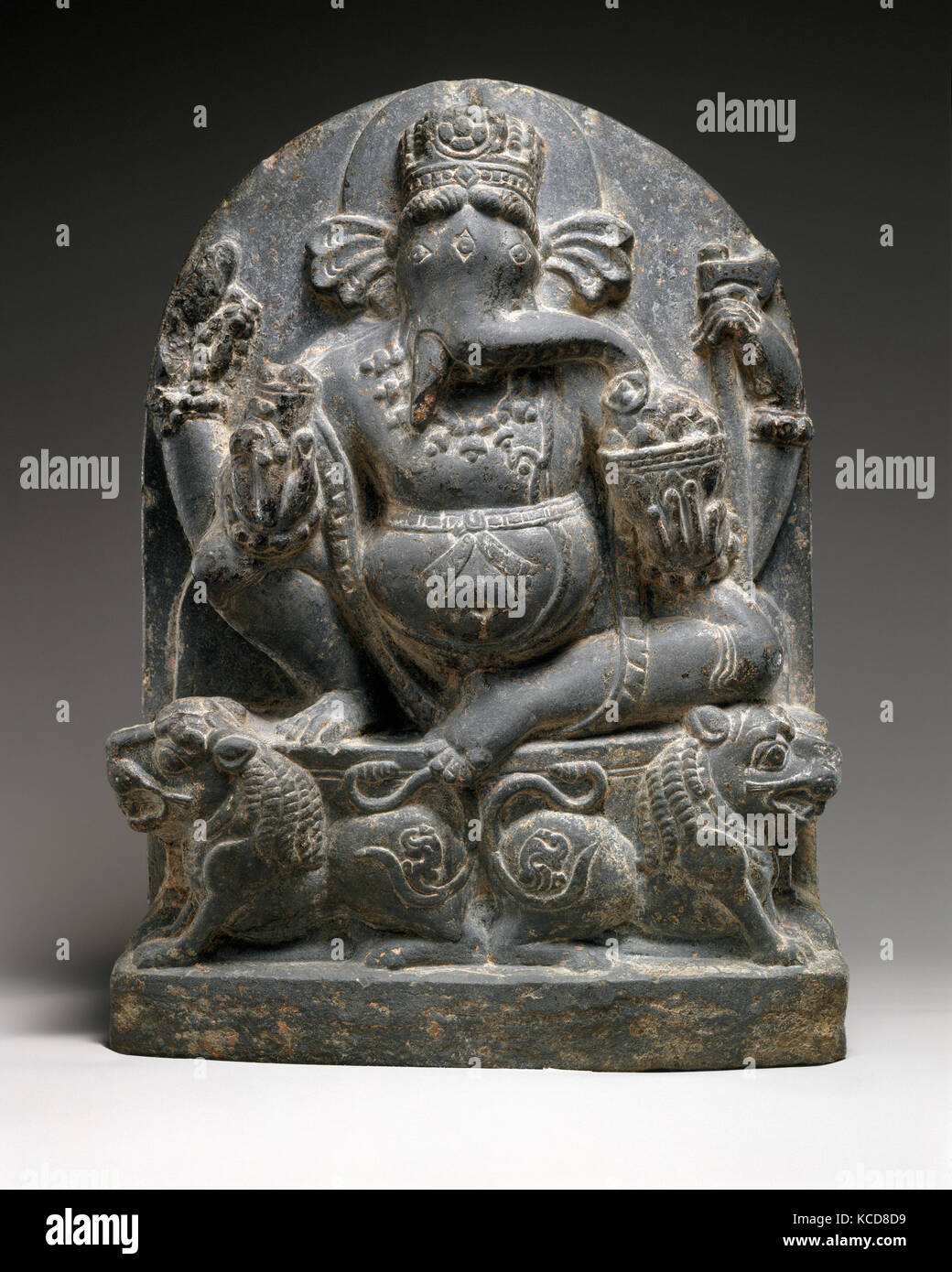 Ganesha assis sur un trône de Lion, ca. 10e siècle, l'Inde, Pierre, H. (image, du haut du trône en bas de base) (13 1/2 in. (34 Banque D'Images
