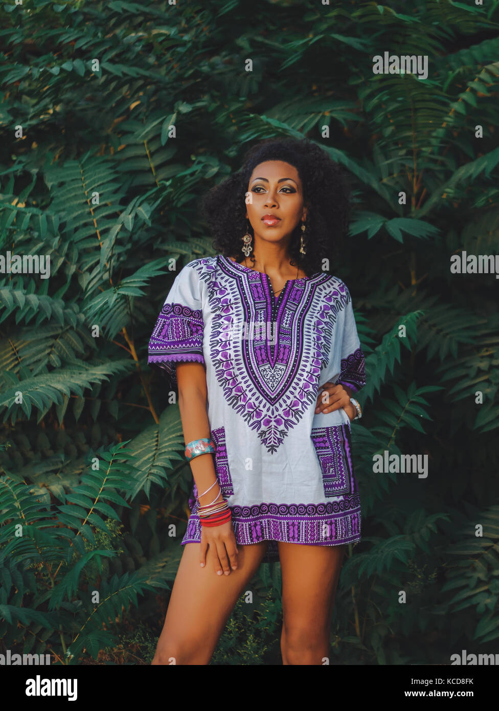 Afro-american woman outdoor. multi ethnic girl posing vêtements colorés,  apprécie la nature vert fond tropical Photo Stock - Alamy