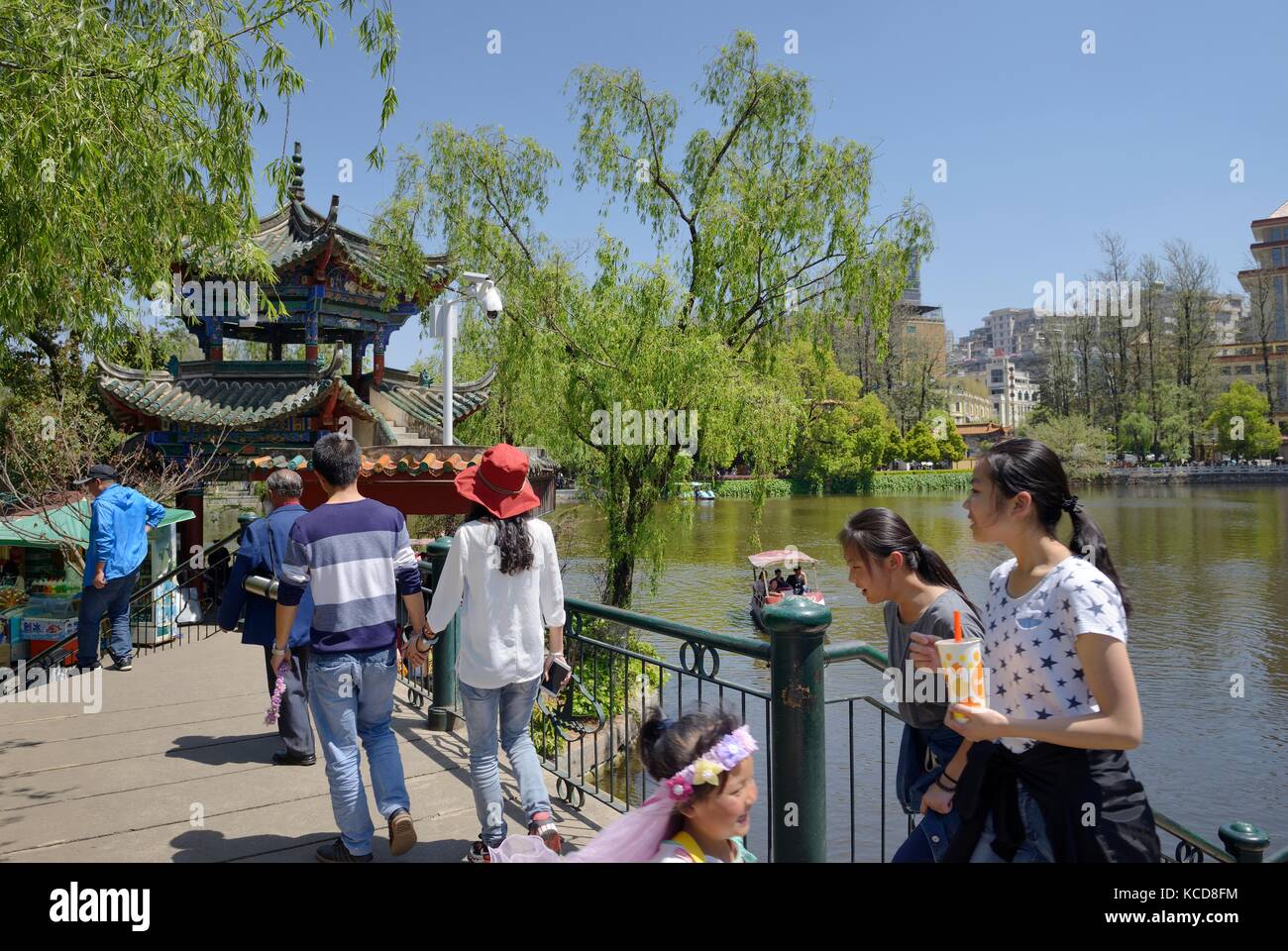 Green Lake Park dans la ville de Kunming date de la dynastie Qing. Navigation de plaisance et pavillons au bord du lac. Province du Yunnan, Chine. Ville du printemps éternel Banque D'Images