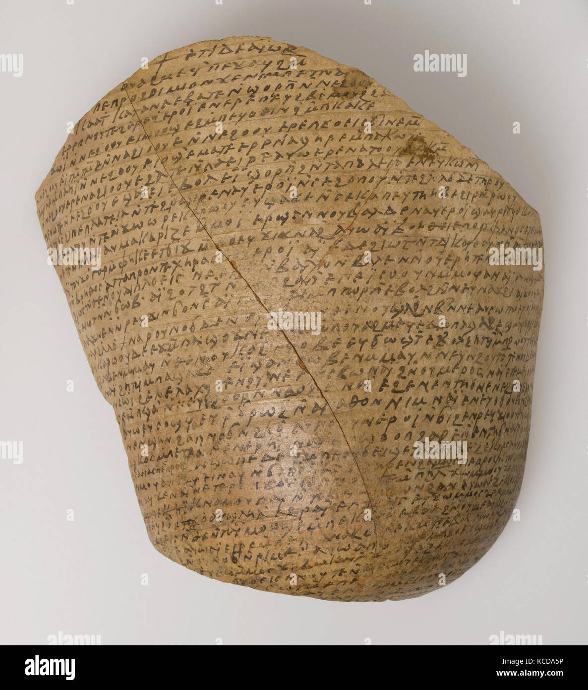 Ostrakon avec les textes de la Bible, 580-640, fait à Thèbes, Égypte Byzantine, Copte, fragment de poterie avec inscription à l'encre, 10 Banque D'Images