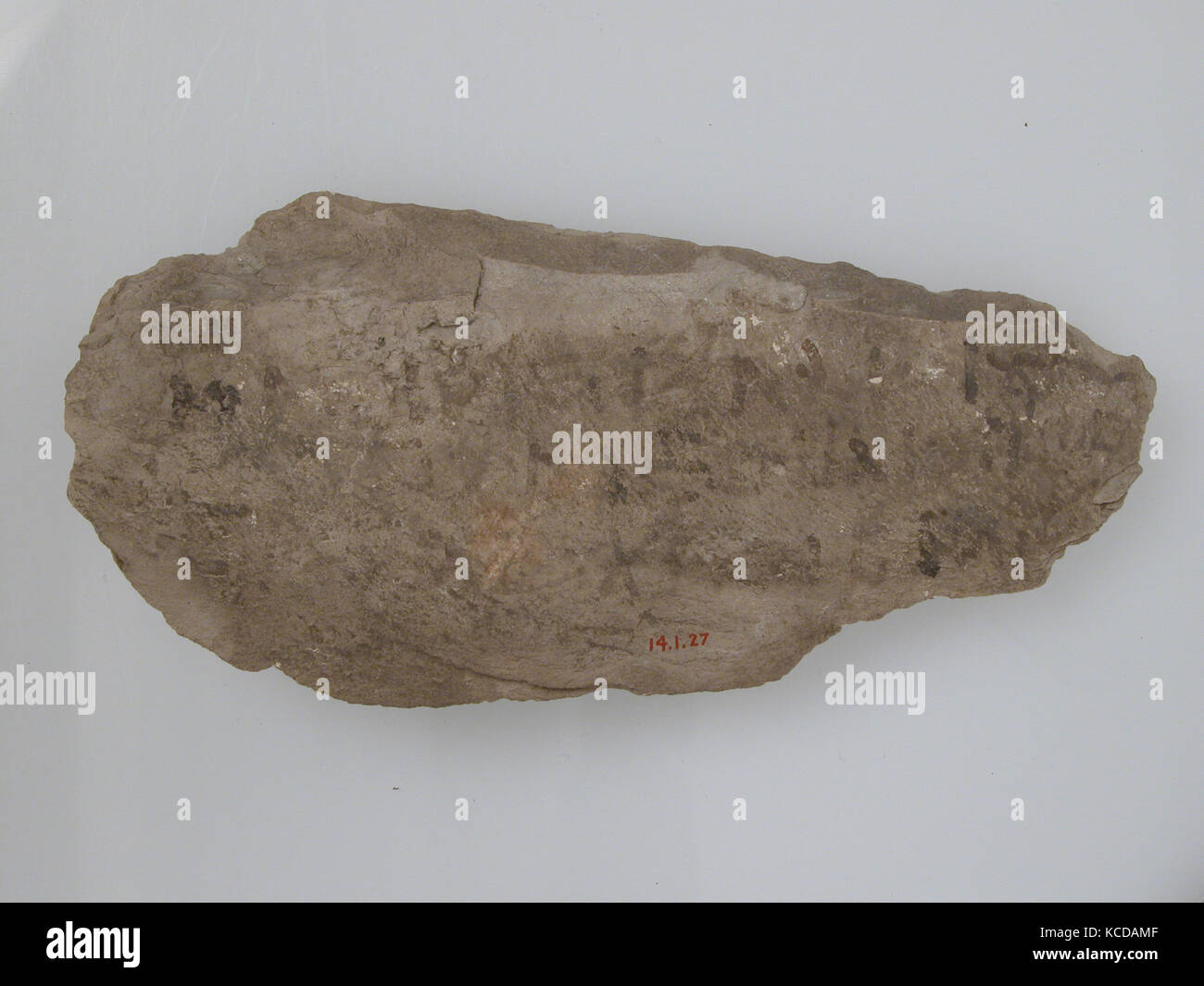 Ostrakon, 600, faite à Thèbes, Égypte Byzantine, Copte, calcaire avec de l'encre, inscription 3 11/16 x 7 1/16 in. (9,3 x 18 cm Banque D'Images