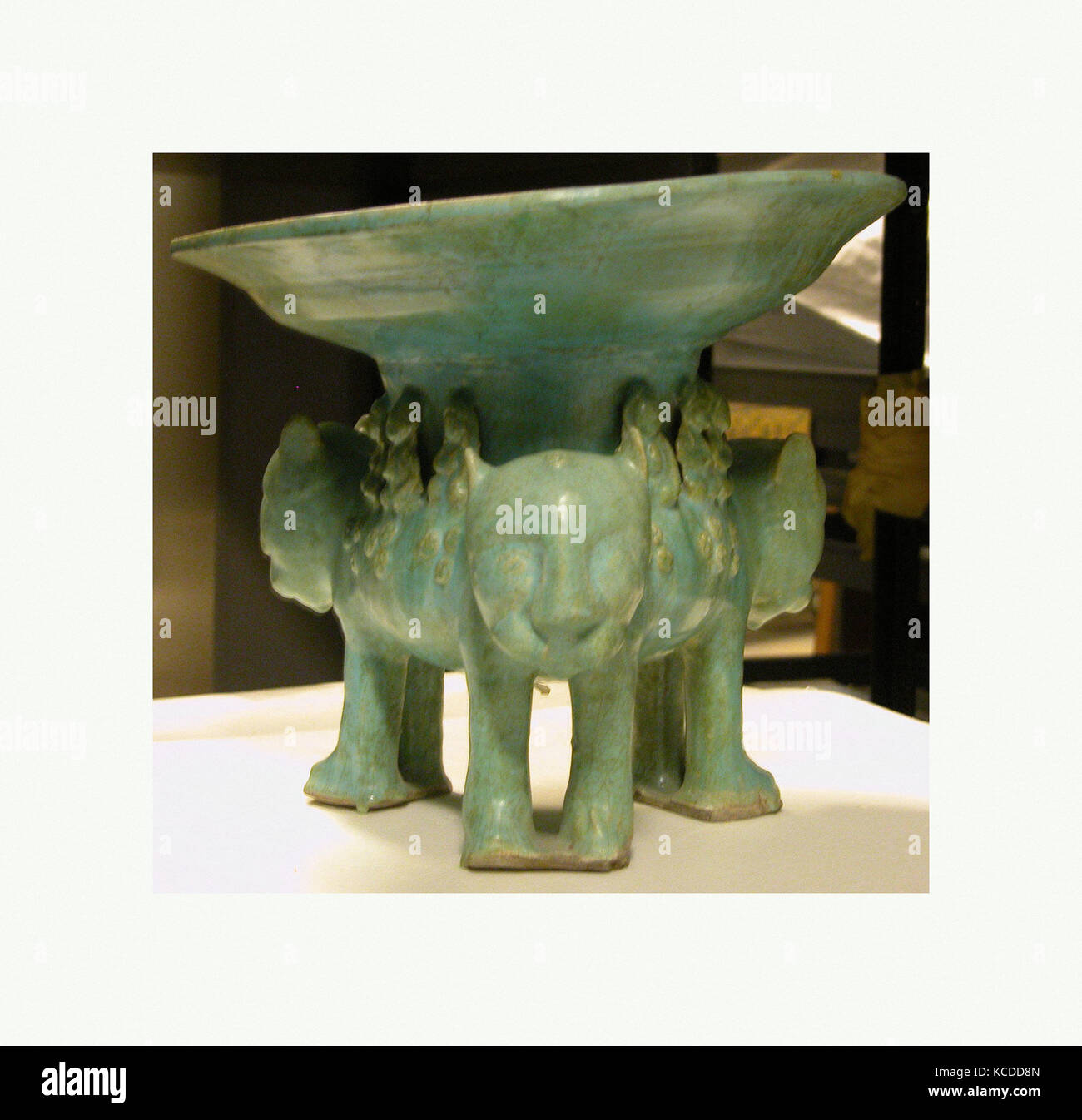 Bol sur une base de trois Lions moulés, 12e-13e siècle Banque D'Images