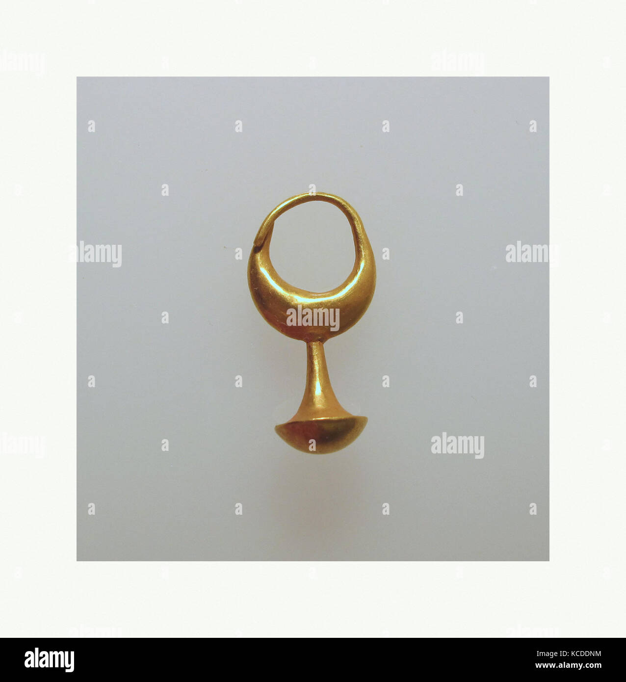 Earring avec tête de clou, 12, chypriote, l'or, de l'autre : 9/16 x 3/8 x 1 1/16 in. (1,4 x 1 x 2,8 cm), d'or et d'argent Banque D'Images