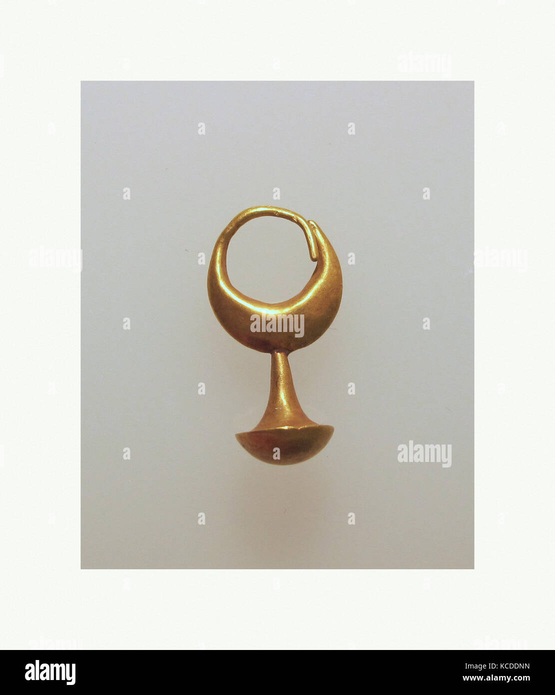 Earring avec tête de clou, 12, chypriote, l'or, de l'autre : 9/16 x 3/8 x 1 in. (1,4 x 1 x 2,6 cm), d'or et d'argent Banque D'Images