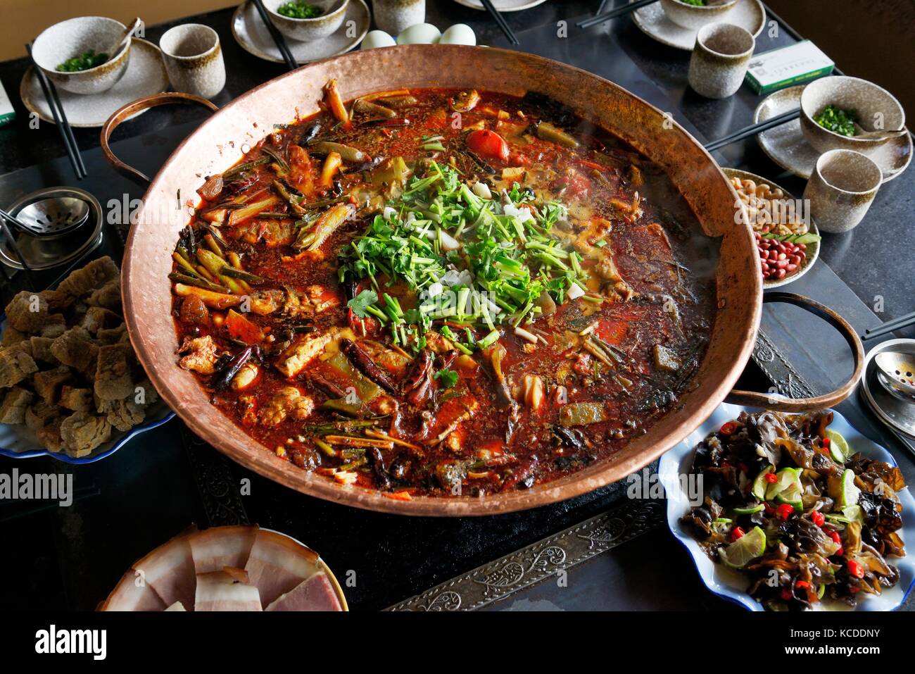 Cuisine chinoise traditionnelle. Hotpot de la province du Yunnan. Plat traditionnel typique de poisson et de légumes du groupe ethnique Naxi sur la rive du lac Lashi, Lijiang Banque D'Images