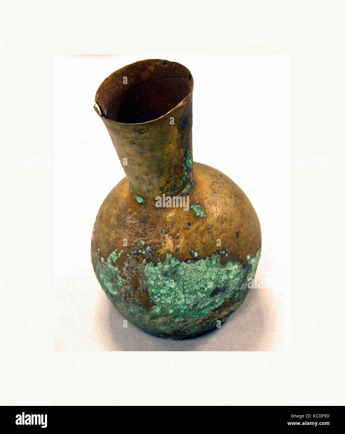 Bouteille miniature, 11th-fin du 15e siècle, le Pérou, ou Chimú Chancay, argent, doré, hauteur : 3 1/8in. (7.9Cm), Metal-Containers Banque D'Images