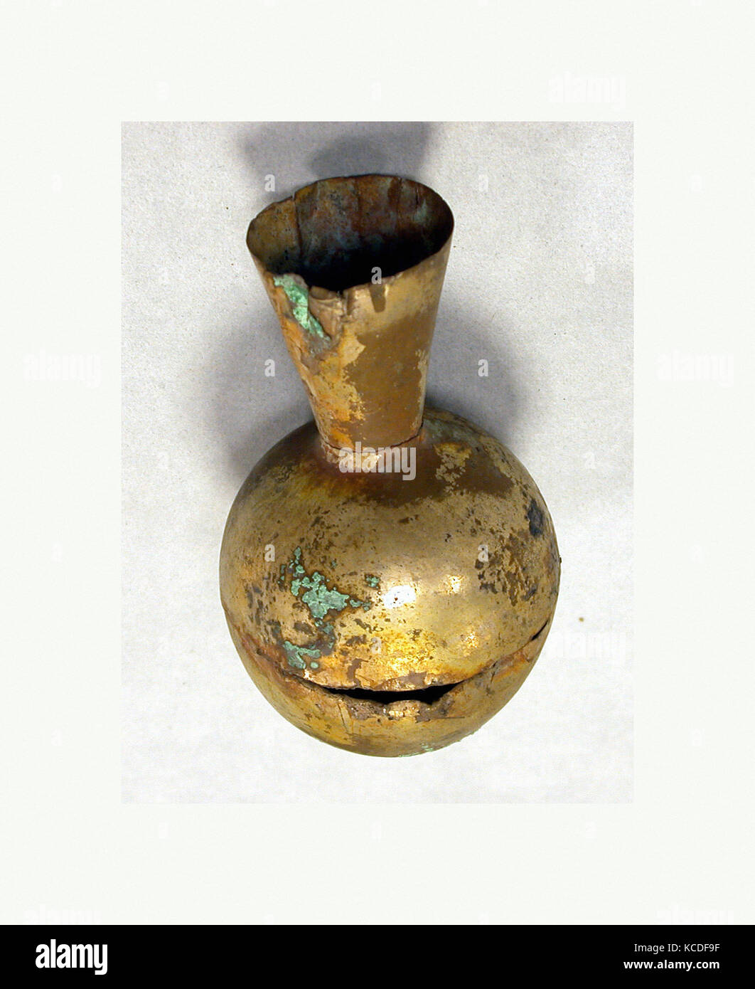 Bouteille miniature, 11th-fin du 15e siècle, le Pérou, ou Chimú Chancay, argent, doré, hauteur : 3 1/8in. (7.9Cm), Metal-Containers Banque D'Images