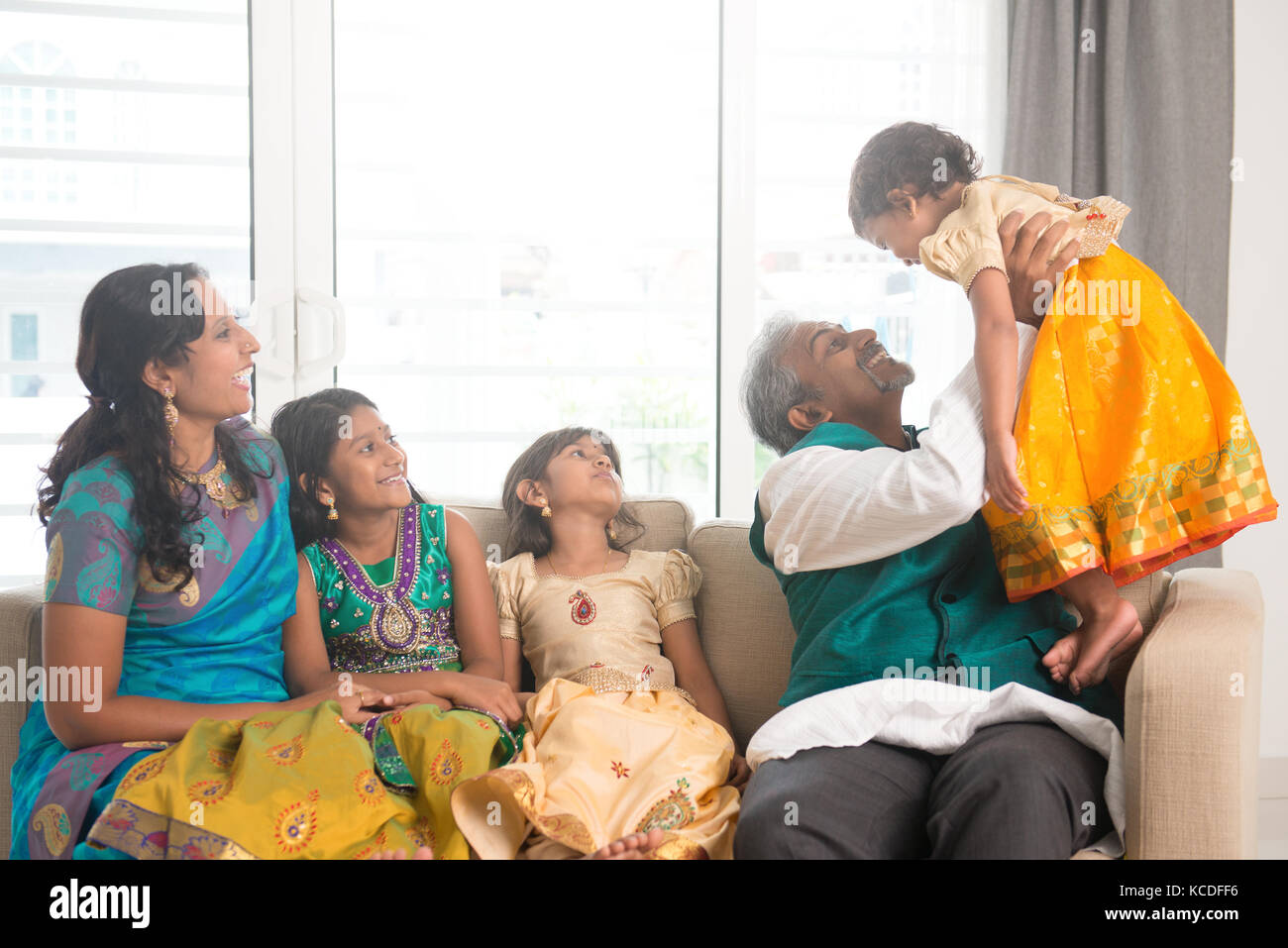 Portrait de famille indienne heureux de jouer à la maison. Banque D'Images