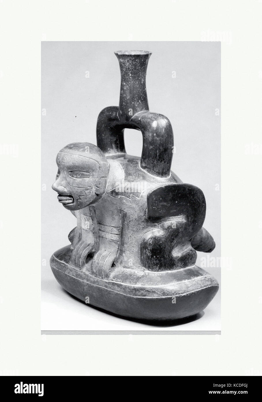 Stirrup-Spout navire : figure dans Shell ( ?), 12e 9e siècle avant J.-C. Banque D'Images Stirrup-Spout navire : figure dans Shell ( ?), 12e 9e siècle avant J.-C. Banque D'Images