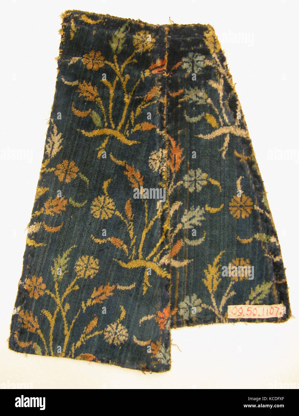 Fragment de velours avec motif floral, 16ème siècle, attribué à l'Iran, la soie, velours coupé, Textile : H. 8 1/2 in. (21,6 cm Banque D'Images