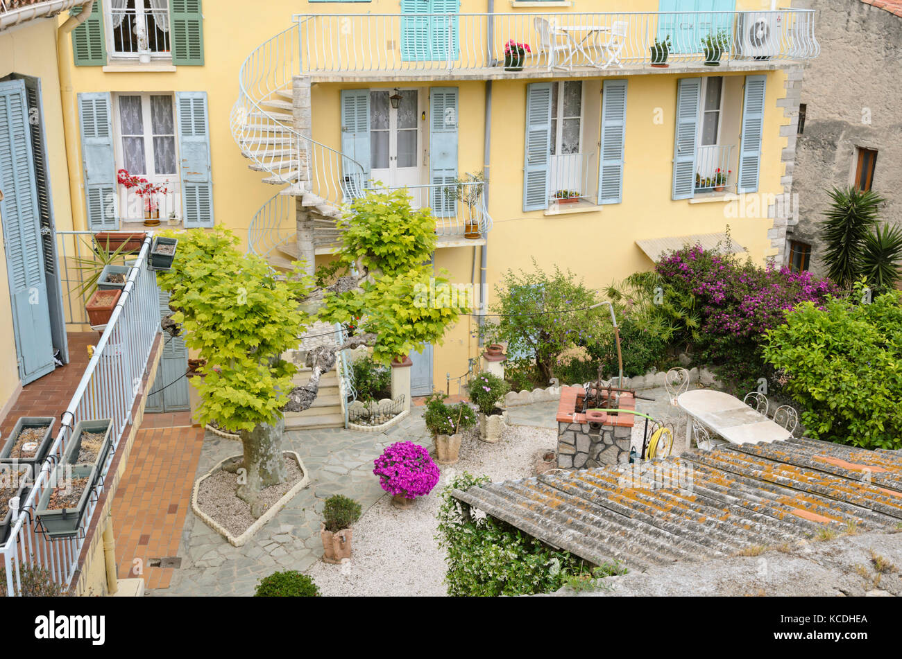 Immeuble résidentiel avec jardin arrière, Hyères, France Banque D'Images