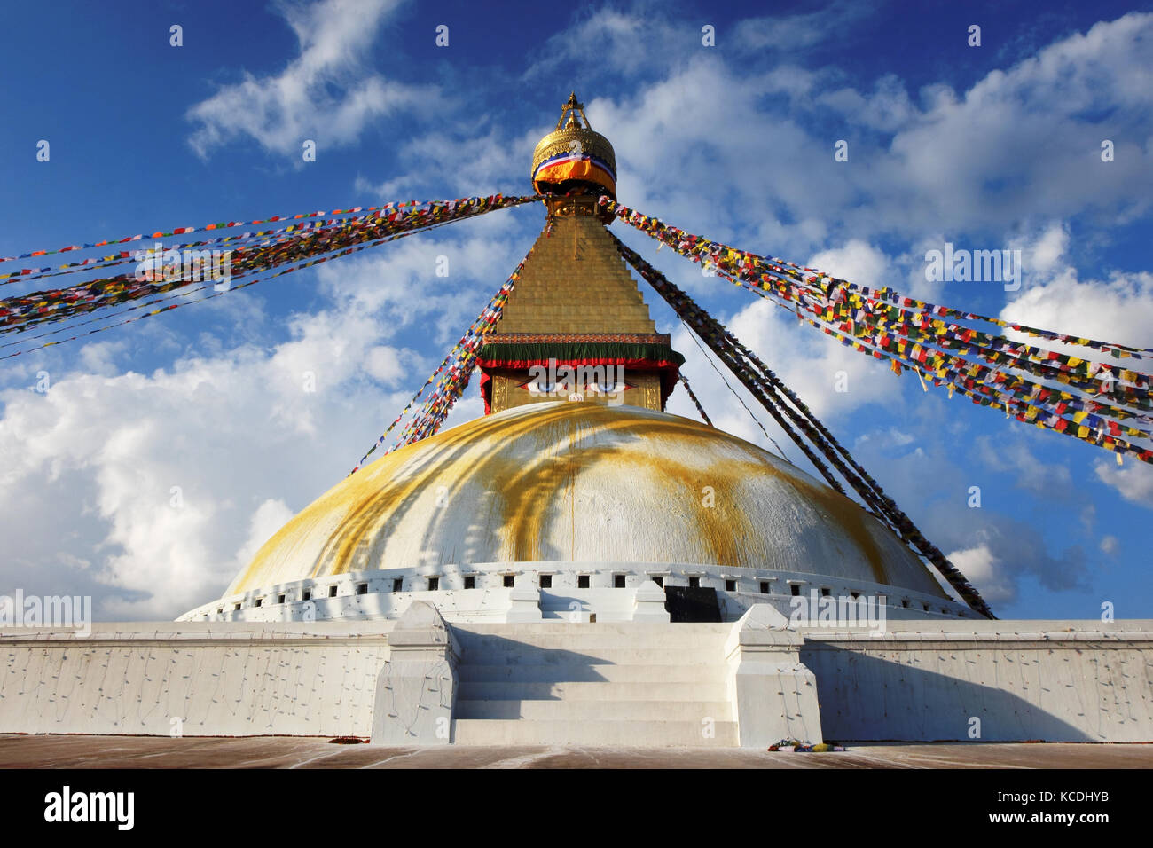 Népal. Stupa Bouddanath à Katmandou, gros plan par une journée ensoleillée. Banque D'Images Népal. Stupa Bouddanath à Katmandou, gros plan par une journée ensoleillée. Banque D'Images