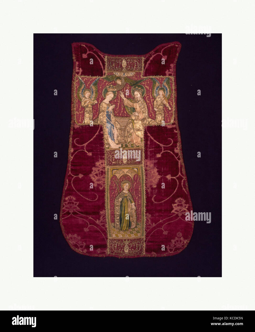 Chasuble de retour avec un Orphrey, ca. 1350-1500, l'Allemand( ?) et l'italien, couper, velours de soie rouge, gilt-metal-strip-enveloppé de soie, linge de maison Banque D'Images