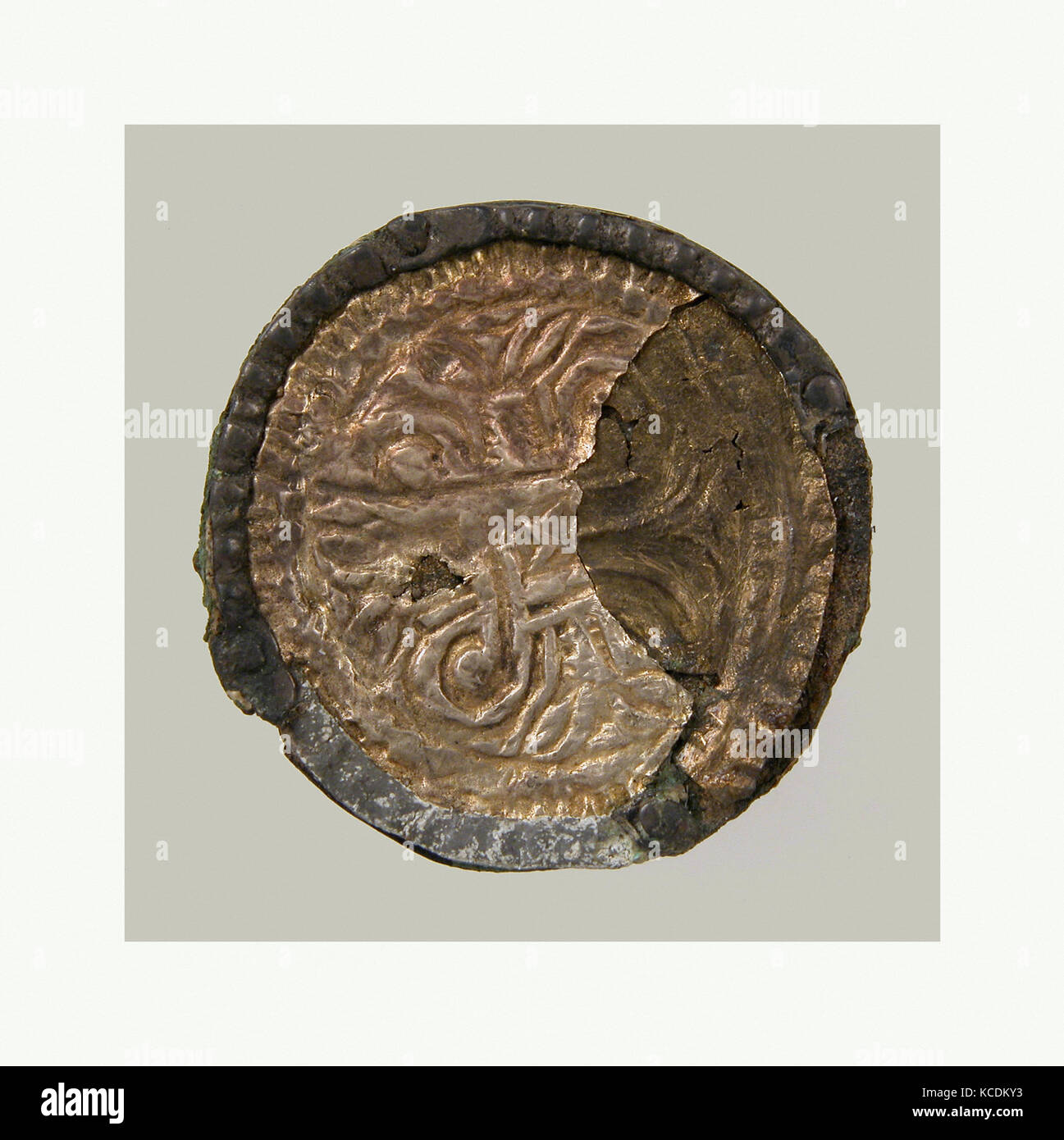 Bracteate, 6e siècle ( ?), Frankish, or, cuivre en alliage, des vestiges de la broche de fer, Total : 1 x 3/8 in. (2,6 x 0,9 cm Banque D'Images