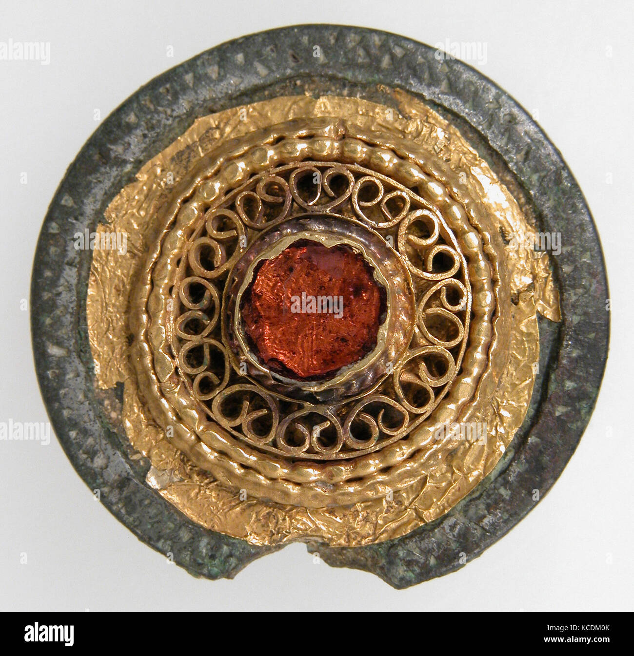 Broche de disque, 7e siècle, anglo-saxon, alliage de cuivre, d'or, argenté, pâte de verre, Total : 1 3/16 x 1/2 in. (3 x 1,2 cm Banque D'Images