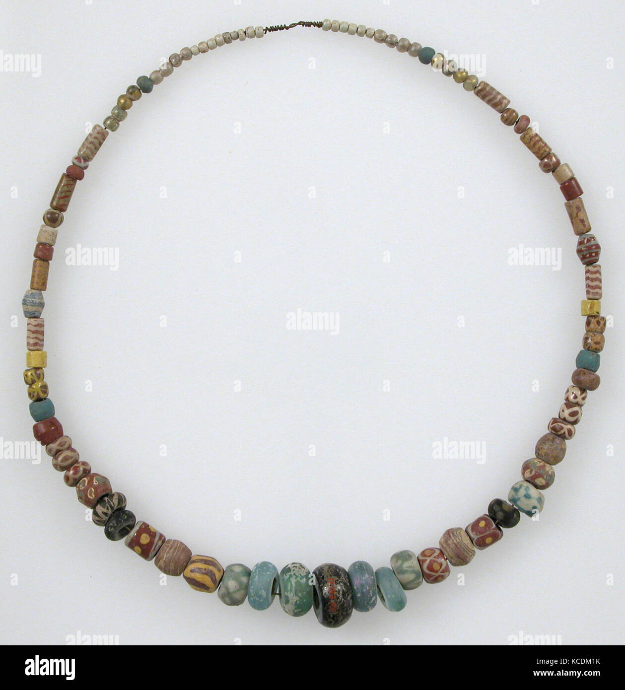 Collier de perles, 500-600, fabriqué en Allemagne, Niederbreisig, Frankish, verre, Total : longueur de chaîne de 27 3/4 x 15/16 in. (70,5 x Banque D'Images