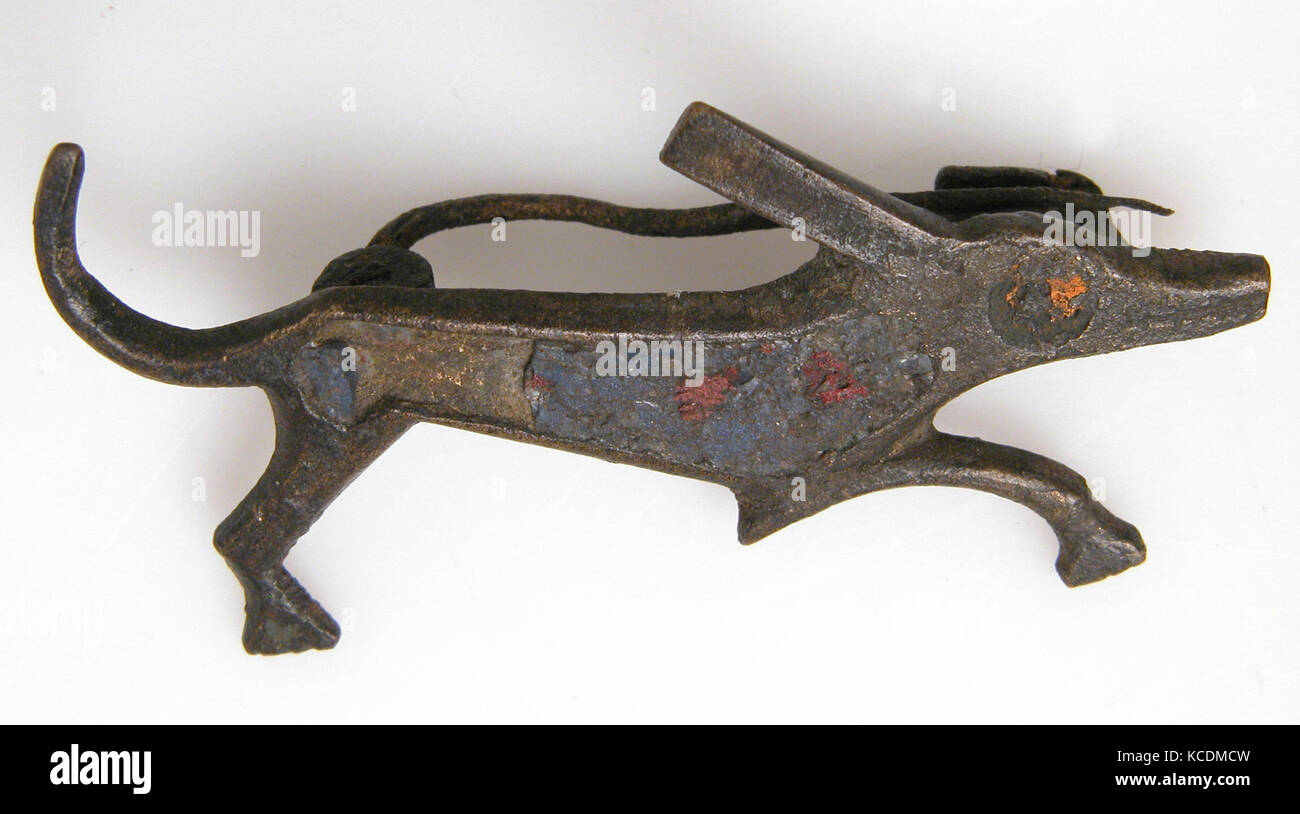 La Broche en forme d'un chien, 2e siècle, Roman, émail champlevé, bronze,  Total : 1 3/4 x 11/16 x 1/4 in. (1,9 x 4,3 x 0,7 cm Photo Stock - Alamy