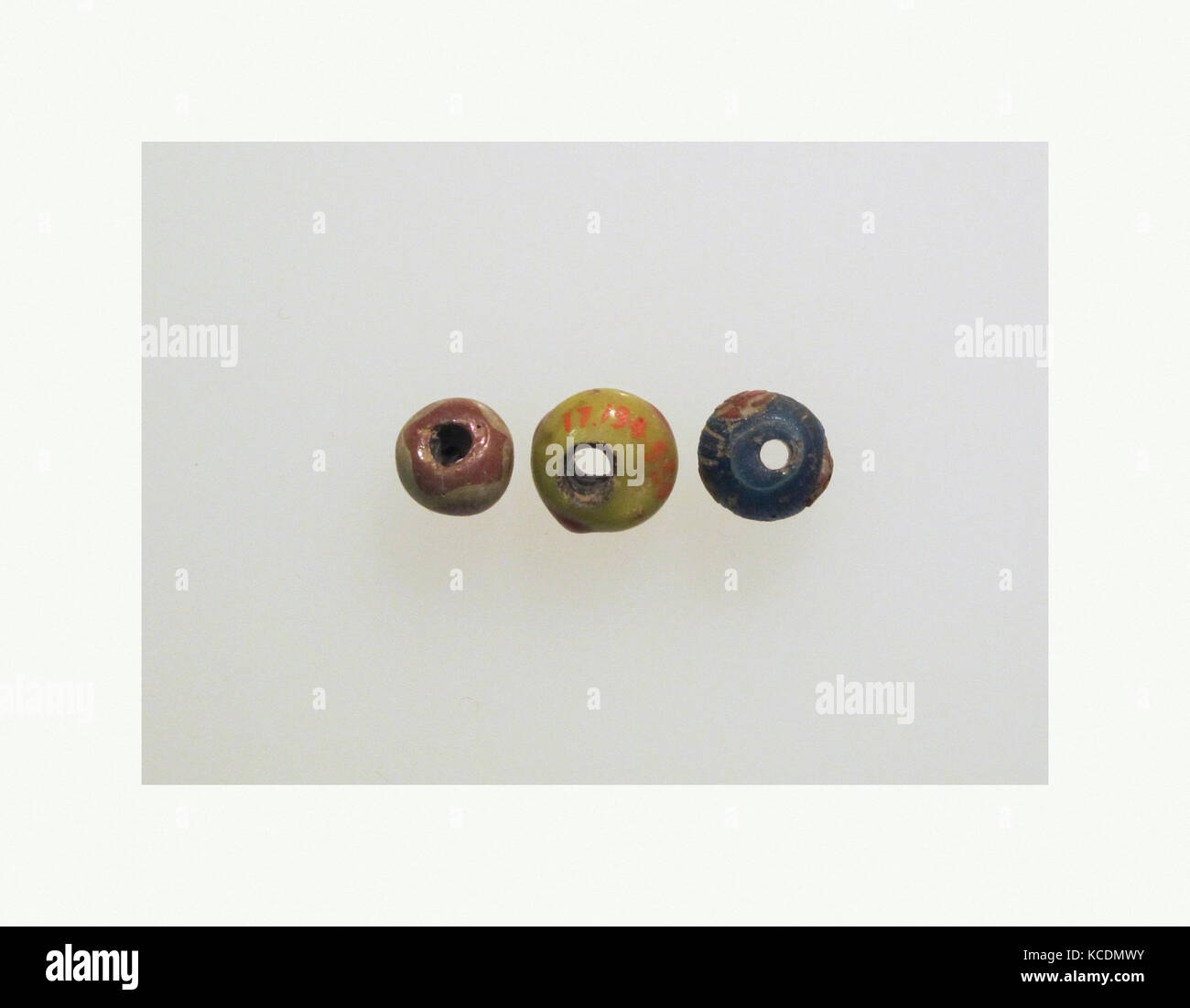 Perles, 3, Roman, verre, diamètre (cordon 1) : 3 13/16 in. (9,7 cm), verre Banque D'Images