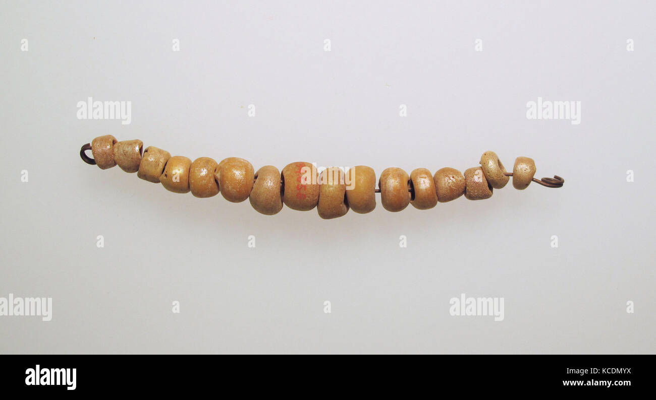 Perles, 16, verre, Autres : 3 13/16 in. (9,7 cm), verre Banque D'Images