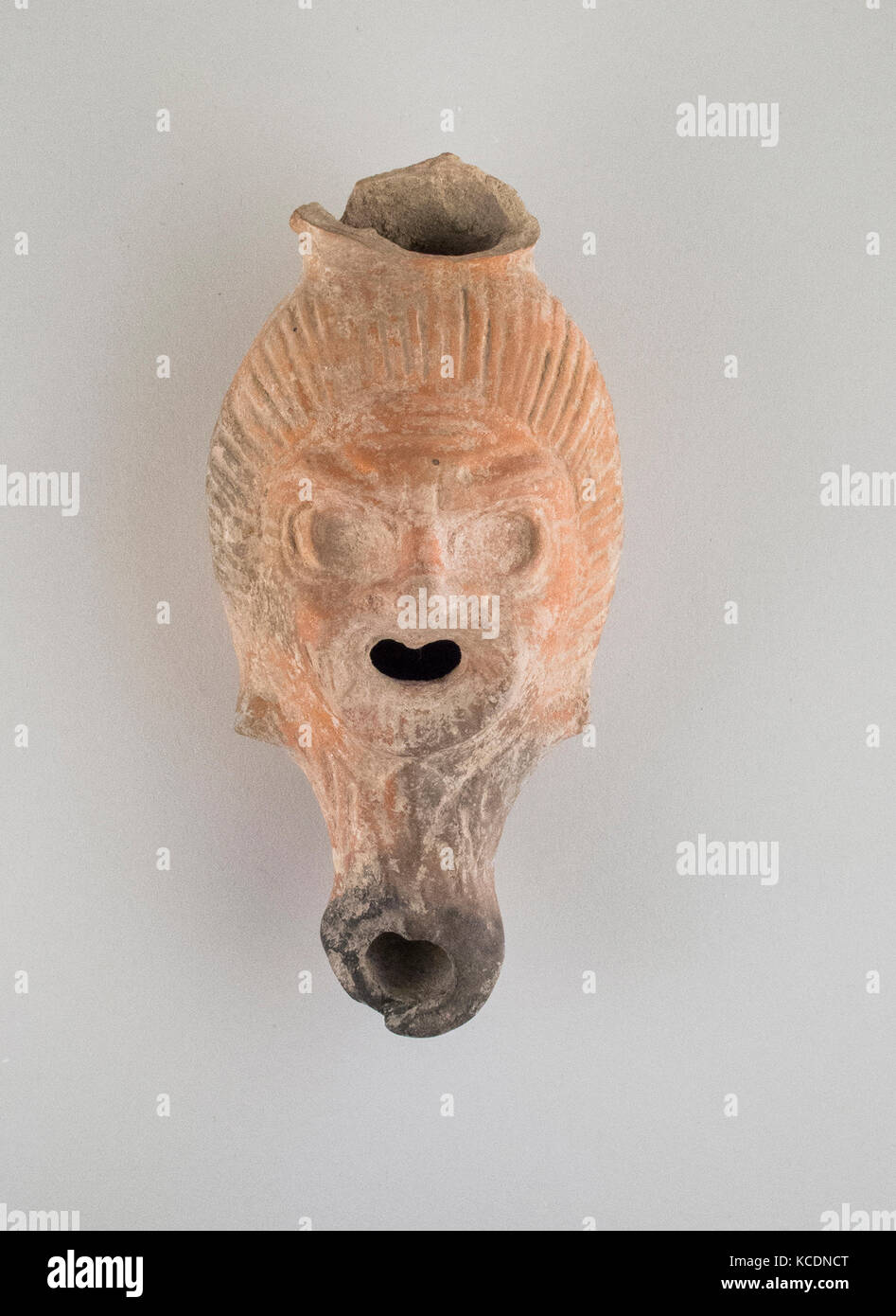 Lampe en terre cuite sous la forme d'une tête grotesque, à l'est grec, Lydian, terre cuite, Total : 2 x 5 in. (5,1 x 12,7 cm), en terre cuite Banque D'Images