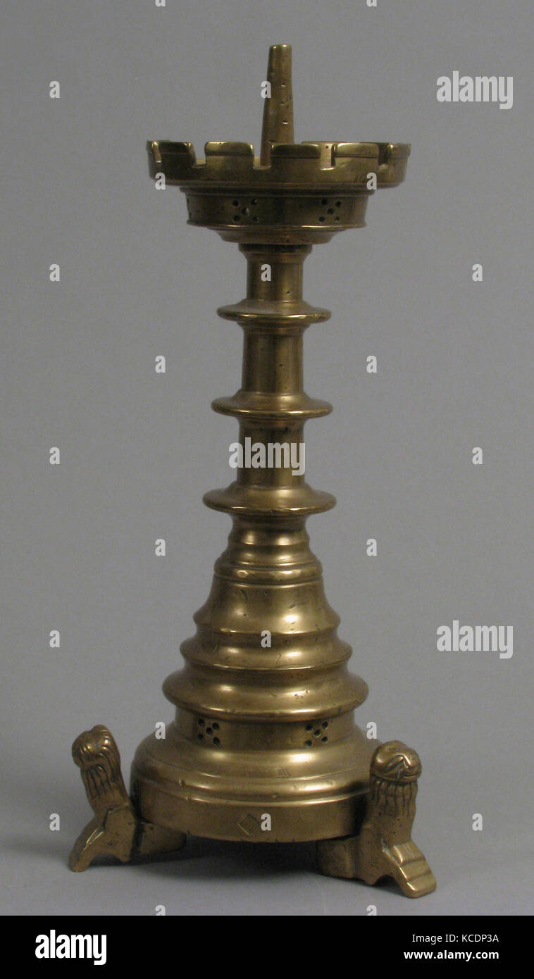 Chandelier, Pricket, 15e siècle, au sud, Russisch, laiton 5/16 Total : 15 x 6 5/16 in. (38,9 x 16,1 cm), Metalwork-Brass Banque D'Images