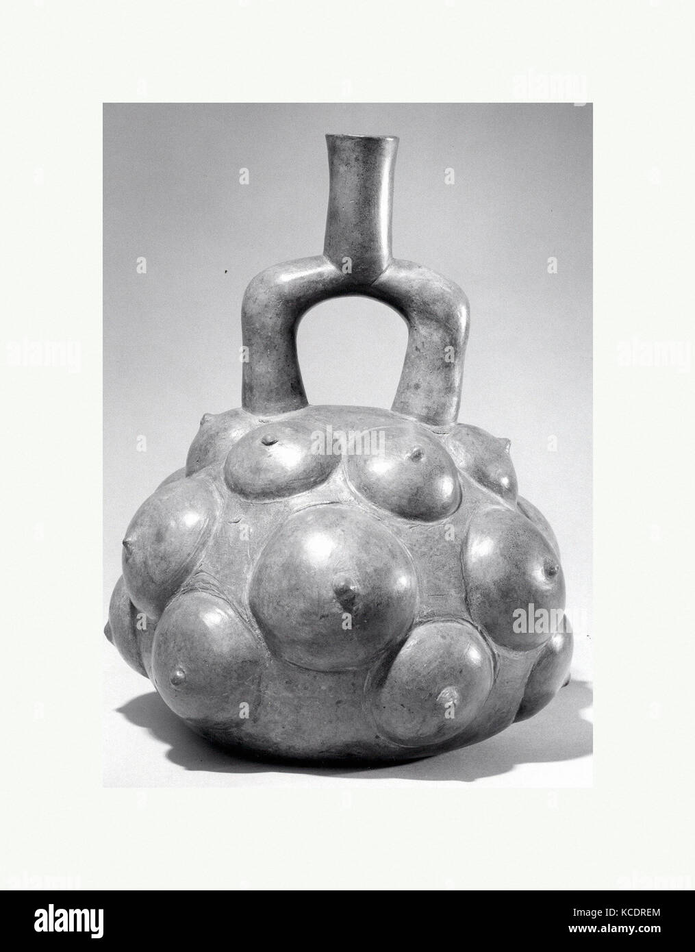Stirrup-Spout navire : Fruits, 12ème 5ème siècle B.C., Pérou, Cupisnique, céramique, H. 11 x 3/8" diam. 9 1/4 in. (28,9 x 23,5 cm Banque D'Images Stirrup-Spout navire : Fruits, 12ème 5ème siècle B.C., Pérou, Cupisnique, céramique, H. 11 x 3/8" diam. 9 1/4 in. (28,9 x 23,5 cm Banque D'Images
